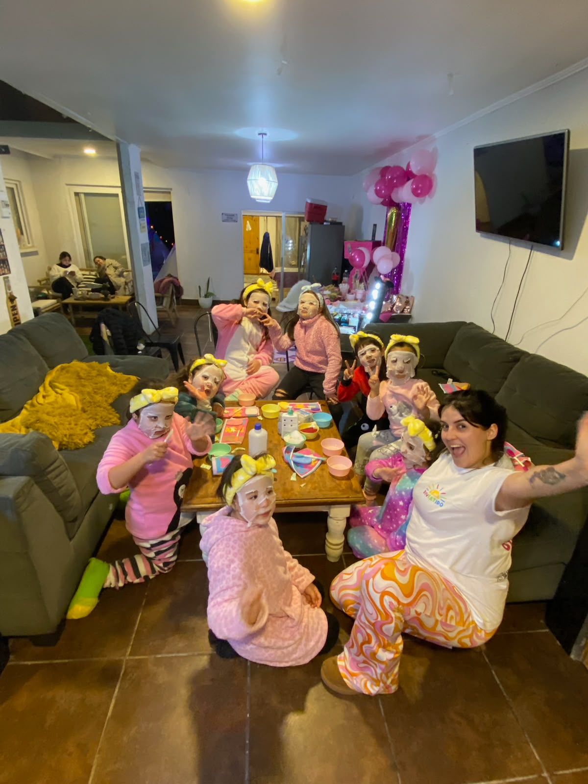 Monitora de 1 Día Divertido animando una fiesta spa de niñas
