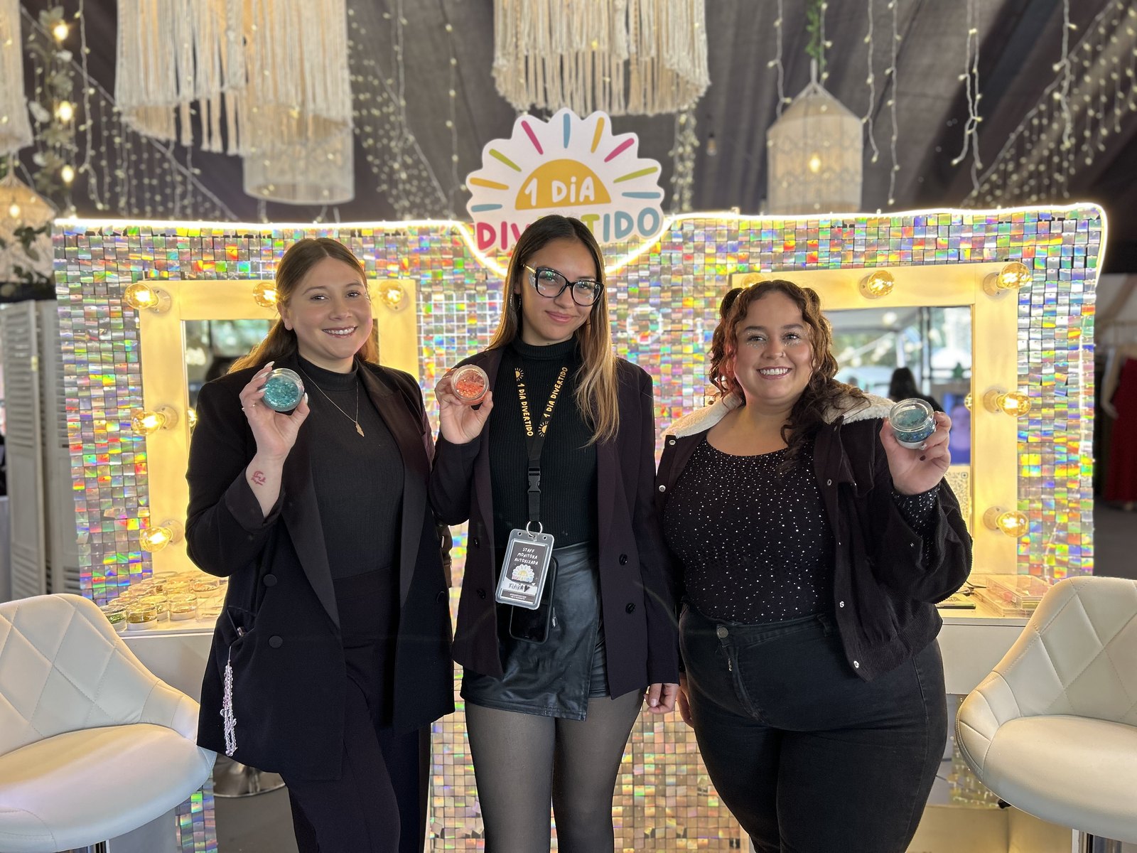 El equipo de 1 Día Divertido en el glitter bar