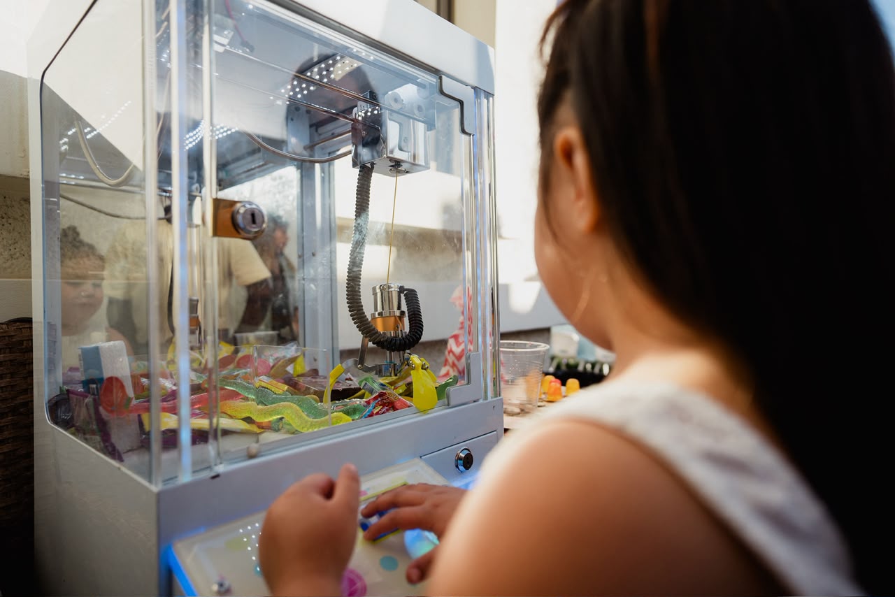 Un niño jugando con la garra mecánica