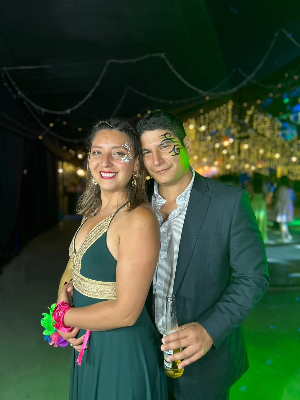 Pareja con diseños de glitter bar en un evento nocturno