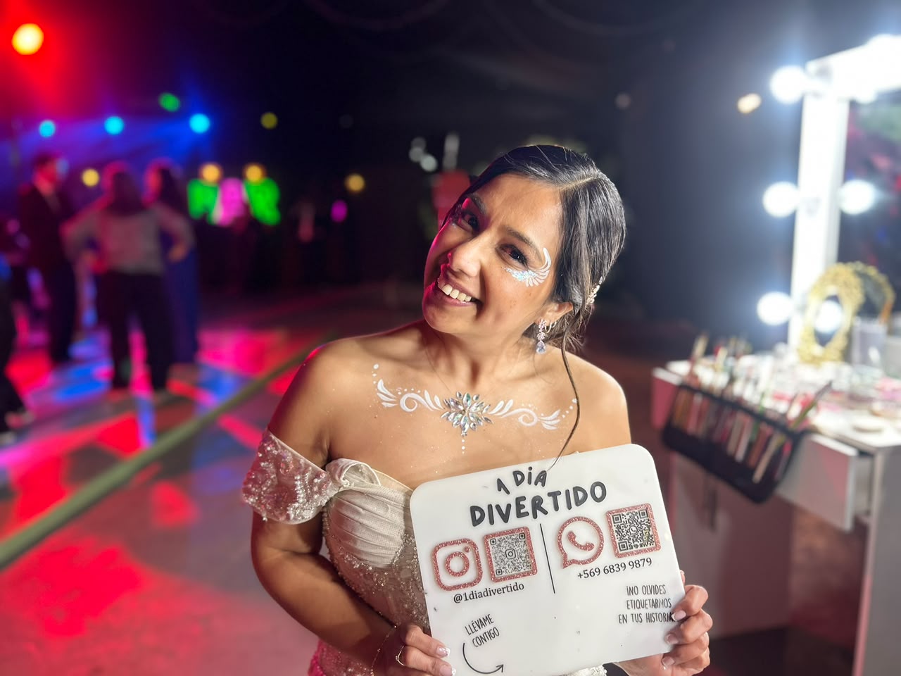 Novia con glitter y gemas corporales en su matrimonio